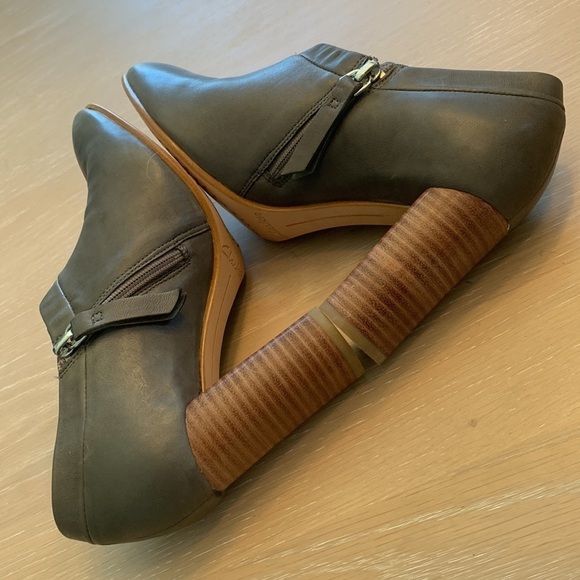 Clark’s Narrative Leather Grace Lola booties size 6, stacked 3” heel New in Box - Picture 6 of 9